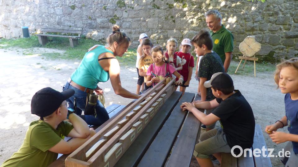 Beim Mühlenradrehen gibt es für die Kinder Goldtaler als Belohnung. Bild: sl