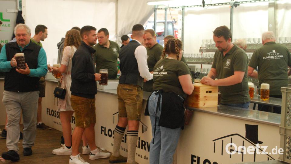 Beim Bierausschank haben Helfer und Bedienungen alle Hände voll zu tun. Bild: tss