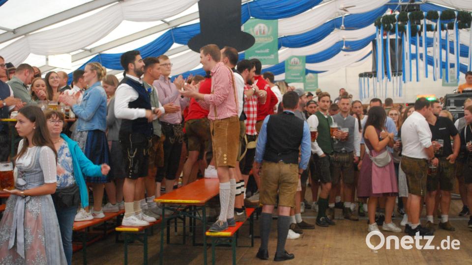 Der überdimensionale Cylinder an der Zeltdecke behütet die Besucher. Bild: tss