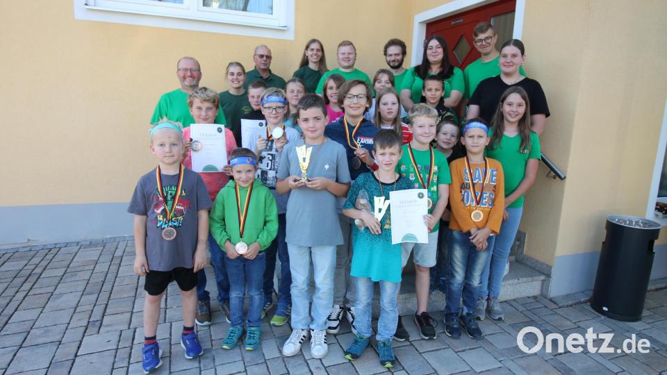 Auf Disziplin, Kameradschaft und Fairness kommt es beim Schießsport vor allem an: Diese &quot;Lektion&quot; stand im Mittelpunkt des Schnupperschießens bei den Preißacher &quot;Tannenzweig&quot;-Schützen. Bild: bjp