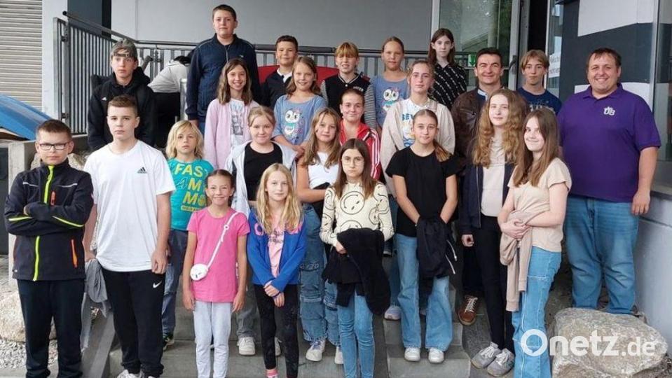 Die Vorsitzenden Dominik Kugler (rechts) und Markus Kaufmann nahmen die Mädchen und Jungs mit nach Bayreuth ins Bowling-Center. Bild: Freie Wähler Kastl/exb