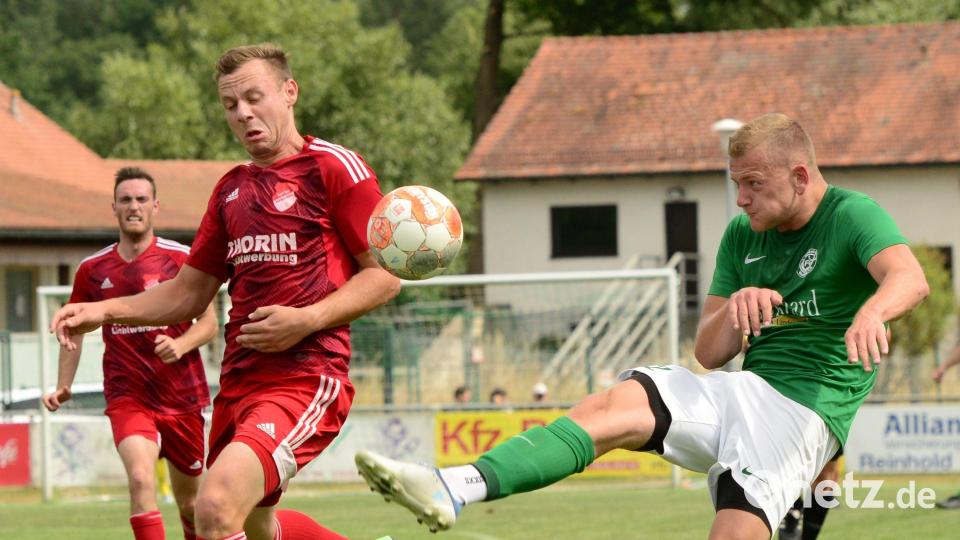Lukas Heinrich (rechts) steht dem FC Wernberg gegen den SV Hahnbach am Freitagabend zur Verfügung. Bild: ham