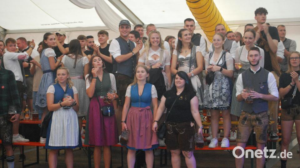 Die Besucher feiern ausgelassen auf den Biertischen und -bänken. Bild: tss