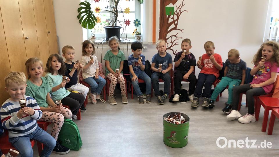 Auch wenn das Wetter vor der Bücherei nicht so toll war, ein Eis als Abschluss ließ sich keiner entgehen. Bild: kki