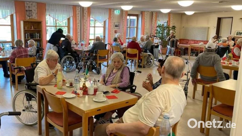 Das Seniorenheim St. Johannis Stift in Pfreimd organisiert für die Heimbewohner einen italienischen Nachmittag. Bild: Fradl/exb