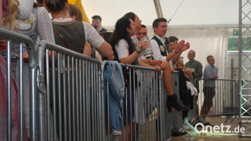 Fast wie bei einem Rockkonzert stehen die Fans der &quot;Stoapfälzer Spitzbuam&quot; in der ersten Reihe. Bild: tss