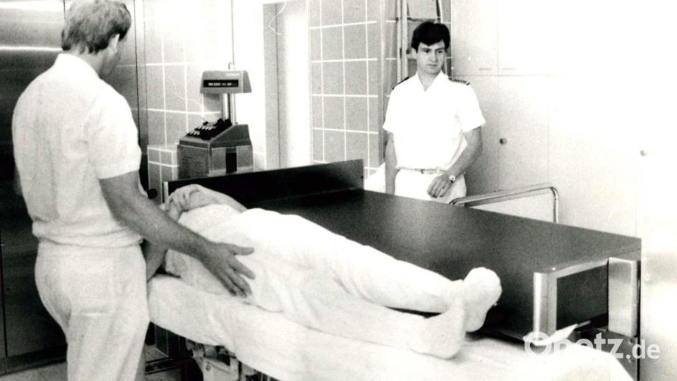 In der OP-Schleuse im Jahr 1989. Bild: Heider/AZ-Archiv