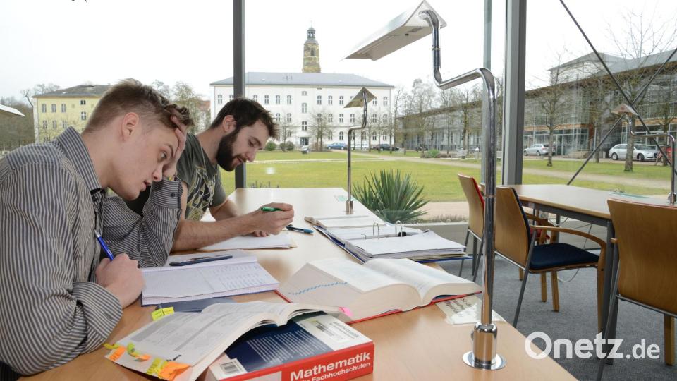 Seit Oktober 1995 wird in den Gebäuden der ehemaligen Kaiser-Wilhelm-Kaserne fleißig gelehrt und gelernt. Als Nachfolgenutzung für das Militärareal ist die Ostbayerische Technische Hochschule gefunden worden. Bild: Petra Hartl