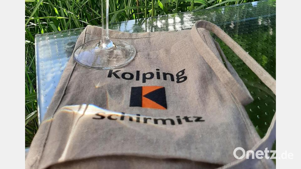 In den Leinensäckchen der Kolpingsfamilie Schirmitz kann jeder Wanderer sein Glas bequem von Station zu Station tragen. Bild: ise
