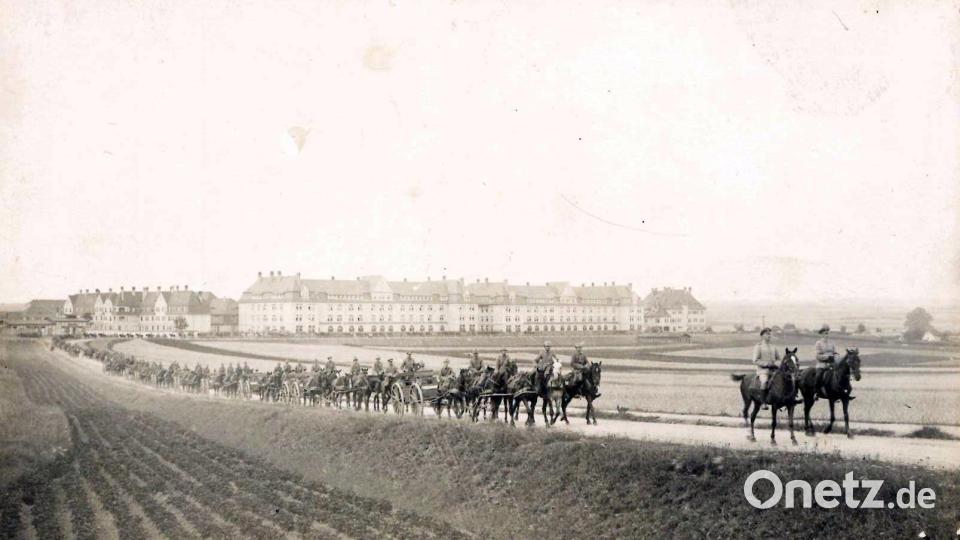 Die Ersatz-Abteilung des 3. Feld-Artillerie-Regiments, mit 1385Mann und 810 Pferden unter Major Robert von Xylander in der neuen Leopoldkaserne stationiert, im Jahr 1914 vor dem Jugendstil-Komplex am heutigen Bergsteig. Bild: AZ-Archiv