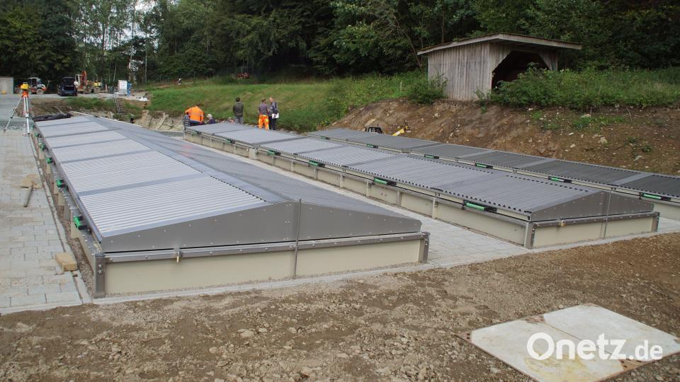 Unter diesen Abdeckungen befinden sich die Scheibentauchkörper der neuen Kläranlage. Bild: Ludwig Höcherl/exb