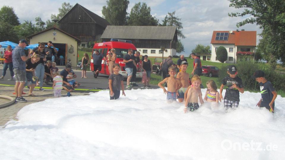 Beim Kindertag der Feuerwehr Mammersreuth ging es actionreich zu. Bild: Feuerwehr Querenbach/exb