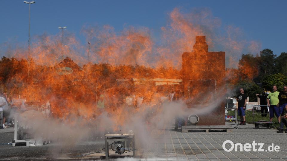 Brenzlig - aber kontrolliert und durchaus beabsichtigt war, dass es ordentlich kracht und brennt bei den Vorführungen. Bild: Wolfgang Steinbacher