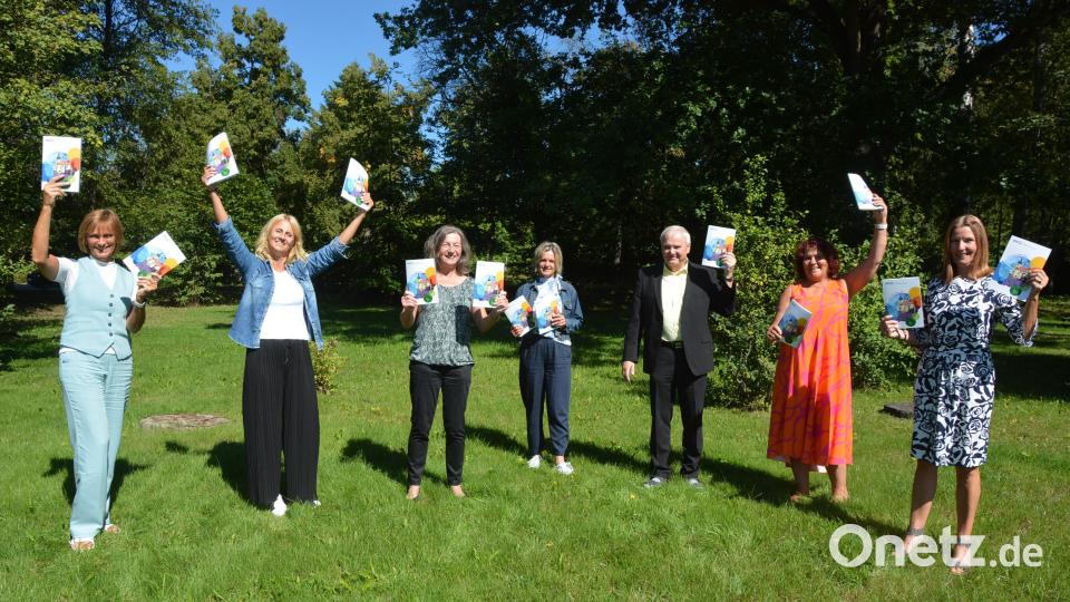 Präsentieren das neue Jahresprogramm der Volkshochschule Tirschenreuth. Mit dabei sind die strahlenden VHS-Mitarbeiter, (von links) Silvia Scharnagl, Anja Schieder, VHS-Leiterin Angelika Schraml, Bettina Lux, Landratsvertreter Günter Kopp, Iwona Schultes und Manuela von Podewils. Bild: jr