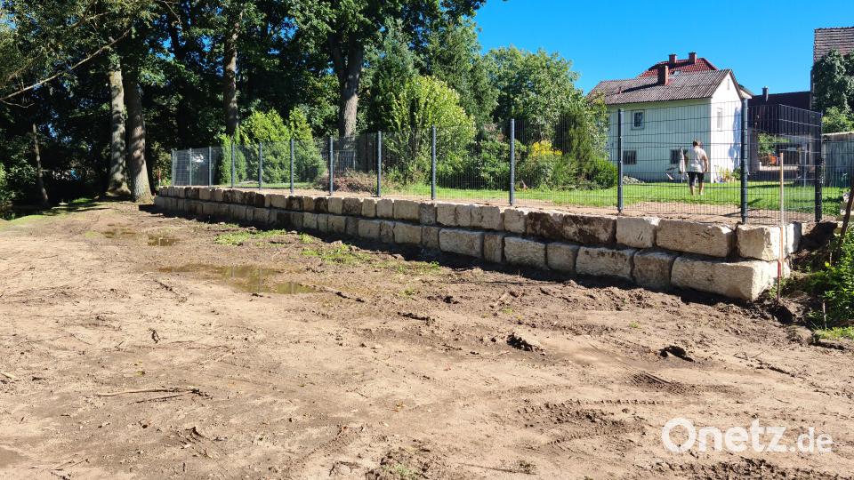 Die Stadt hat Grund übernommen und durch die Errichtung einer Kalksteinmauer Garten und Fläche für die Radlerrast sauber getrennt. Bild: sne