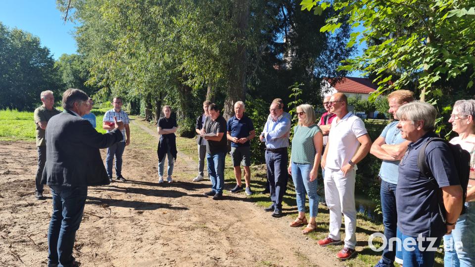 Bürgermeister Edgar Knobloch erklärt dem Bauausschuss durchgeführte Maßnahmen am Thumbach und die Ankündigung des Wasserwirtschaftsamt die lange geplante Renaturierung durchzuführen. Bild: sne