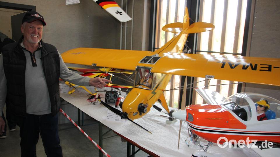 Stolz präsentiert Herbert König seine Piper J3, die er maßstabgetrau zusammengebaut hat. Sie ist natürlich auch flugfähig. Bild: kro
