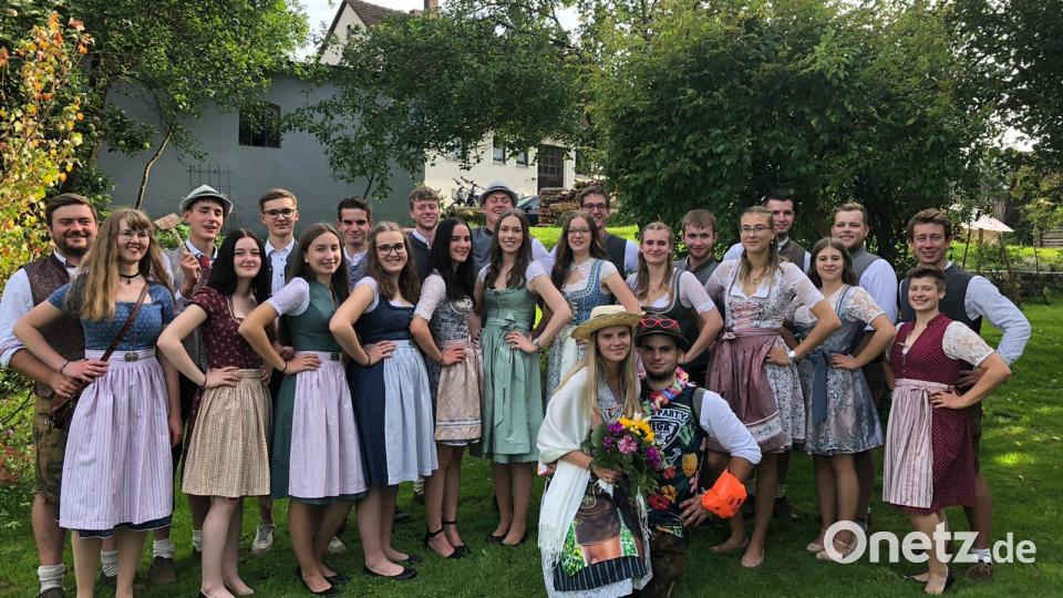 Die Kirwaleit in Ebersbach freuen sich zusammen mit ihrem Oberkirwapaar, Lena Piehler und Jonas Dotzler, über das rundum gelungene Baumaustanzen. Bild: rab