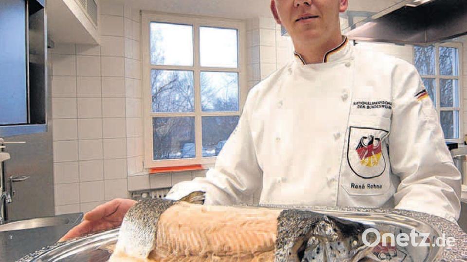 Der edle Fisch kommt aufs Büfett: René Rohne – im Wettkampf-Outfit der deutschen Koch-Nationalmannschaft – 2009 bei der Vorbereitung eines Abendessens für eine geladene Gesellschaft im Offizierscasino der Leopoldkaserne. Bild: Alexander Unger