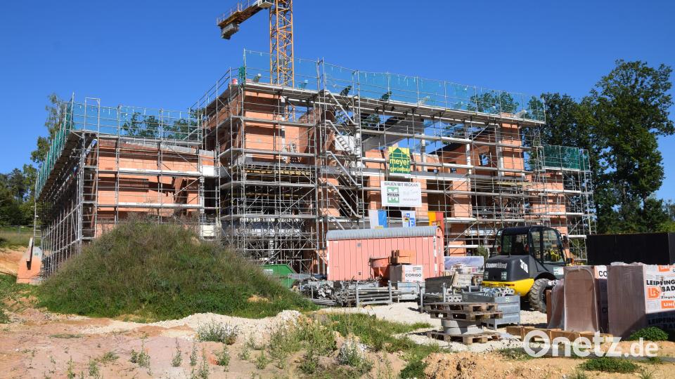 Der Bau von Rathaus und Kindergarten in der neuen Mitte in Ebermannsdorf schreiten gut voran. Nun ist Richtfest gefeiert worden. Bild: bö