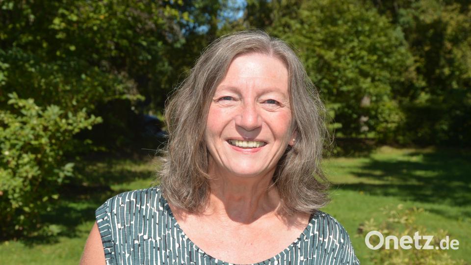 VHS-Leiterin Angelika Schraml freut sich auf 707 Veranstaltungen, die im 160-seitigen Jahresprogramm abgebildet sind. Ab Montag sind Anmeldungen zu den einzelnen Kursen möglich. Bild: jr