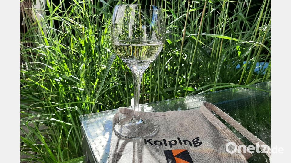 Wandern, gute Gespräche unterwegs, das ein oder andere Gläschen Wein dazu und Ausblicke, die unbezahlbar sind. All das bietet die Weinwanderung entlang des Schirmitzer Panoramawegs. Er trägt seinen Namen zurecht. Symbolbild: ise