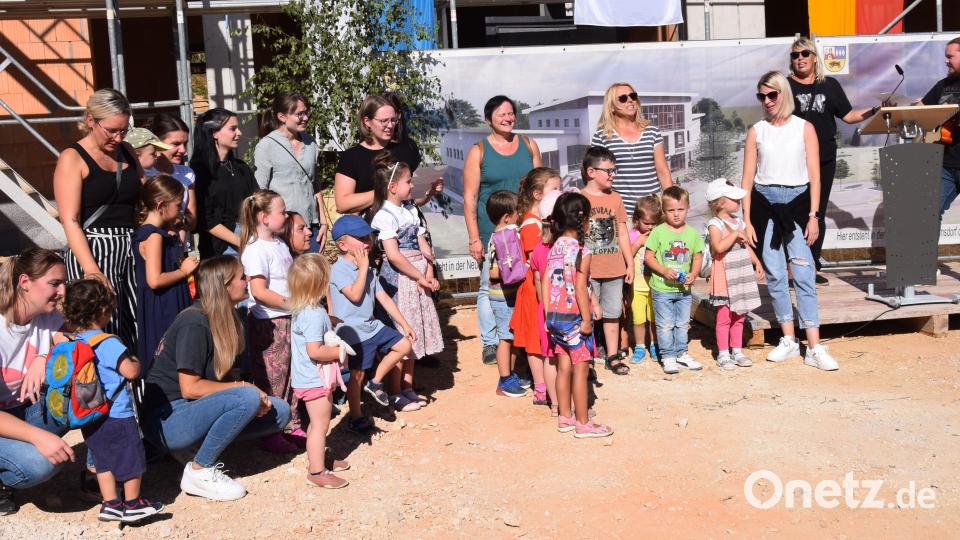 &quot;Wir sind da&quot; - mit ihrem Liedbeitrag trugen die Kindergartenkinder von &quot;Sonnenschein I&quot; zum Gelinden des Reichtfestes in der Neuen Mitte bei. Bild: bö