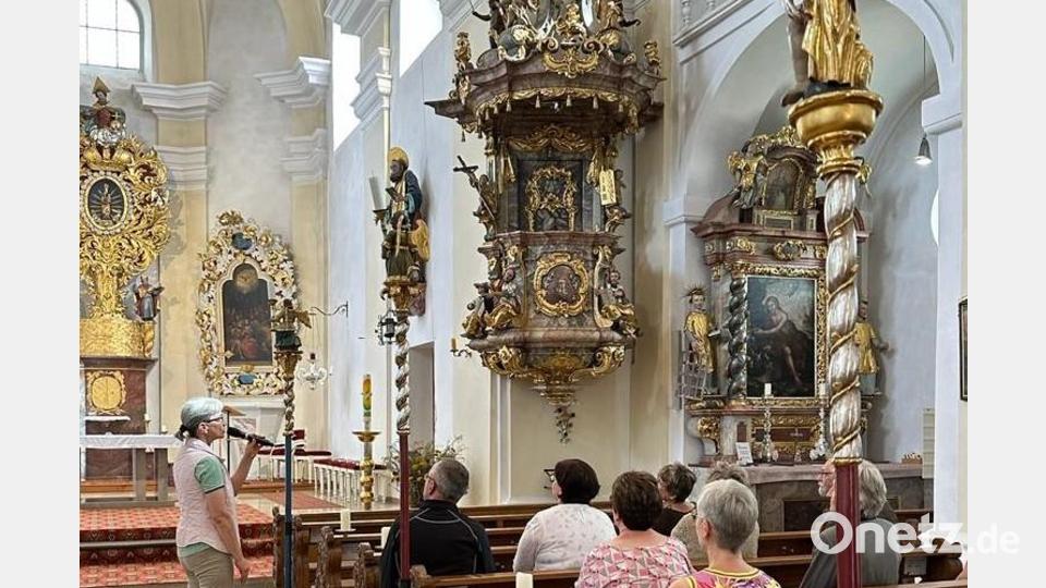 Pfarrgemeinderätin Inge Kleber weiß Interessantes über die Kanzel in der Eslarner Pfarrkirche zu berichten. Bild: gz