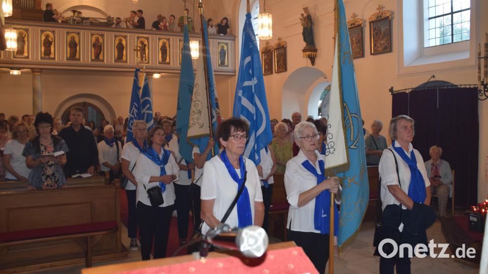 Die Fahnenabordnungen der Zweigvereine des Frauenbundes aus Hahnbach, Hirschau, Vilseck, Illschwang, Sulzbach-Rosenberg und Schnaittenbach waren zum Frauengottesdienst auf den Mausberg gekommen. Bild: swo