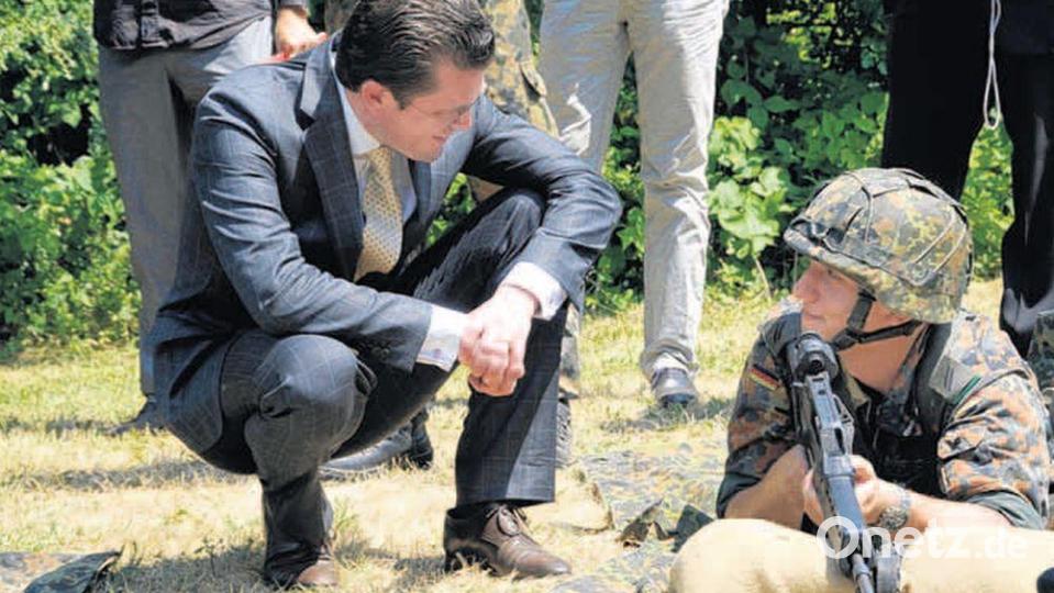 Verteidigungsminister Karl-Theodor zu Guttenberg geht beim Besuch der Panzerbrigade 12 auf Augenhöhe mit den Soldaten. Bild: Alexander Unger