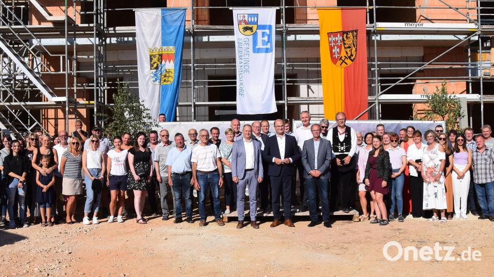 Ein besonderer Tag war die Feier des Richtfestes in Ebermannsdorf für den Rathaus-und Kindergartentrakt in der Neuen Mitte in Ebermannsdorf am Dienstag gewesen. Bild: bö