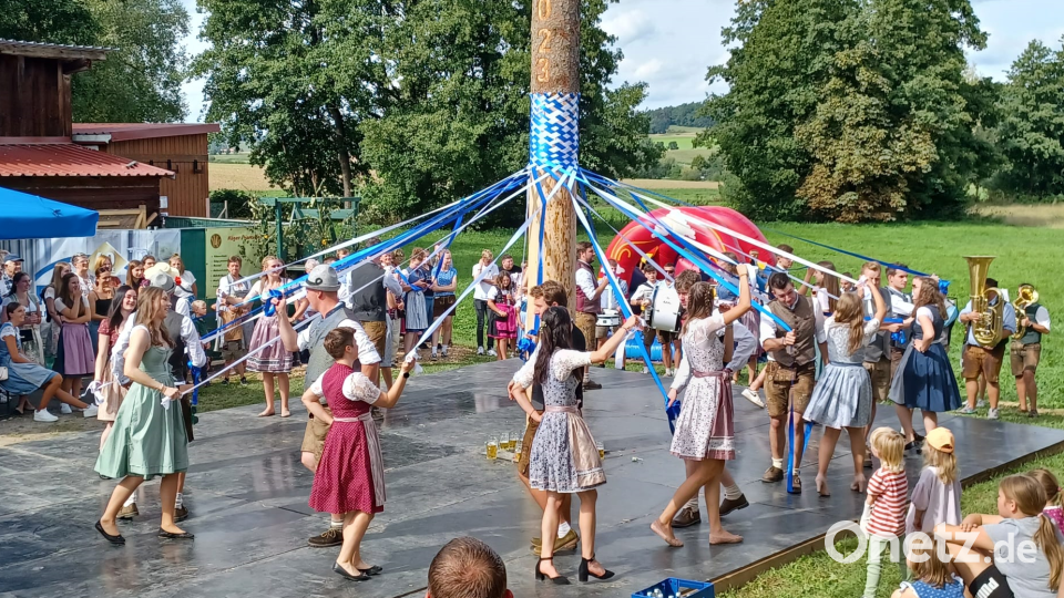 Groß und Klein freuen sich über die Tänze und die Gaudi der Ebersbacher Kirwapaare, hier beim Bandltanz. Bild: rab