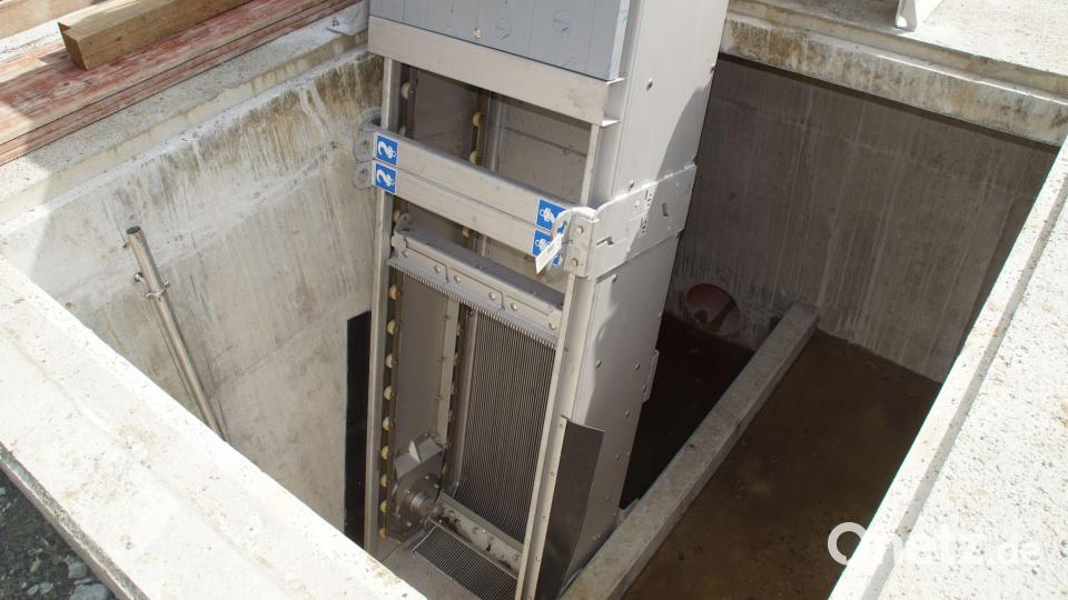 In der Rechenanlage werden nach Zulauf zunächst grobe Materialen aufgefangen. Bild: Ludwig Höcherl/exb