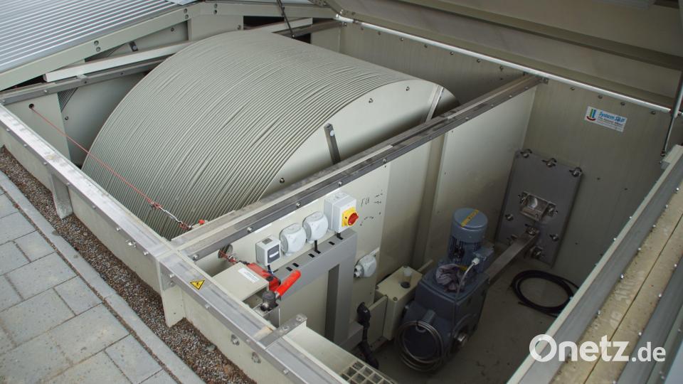 Mit der Rotation der Scheibentauchkörper werden die Abwasser in der Kläranlage in Stadlern biologisch behandelt.
- Bild: Ludwig Höcherl/exb