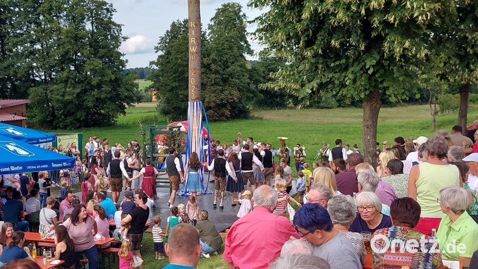 Das Oberkirwapaar tanzt den Ehrenwalzer, bevor es den legendären Hochsitz erklimmen darf. Währenddessen versammelten sich bereits die vielen Kinder um anschließend die Süßigkeiten zu erobern. Bild: rab