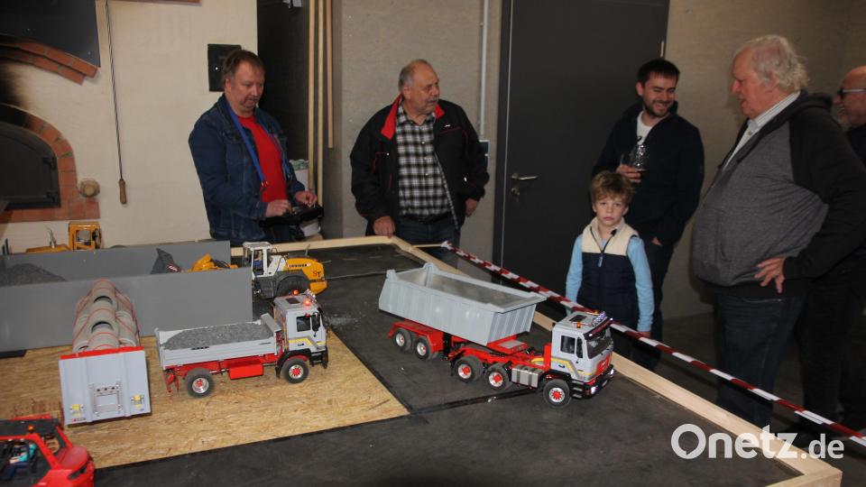 Der Verein &quot;RC Trucks &amp; Baumaschinen&quot; zeigte einige sehr interessante Vorführungen seiner Modelle. Bild: kro