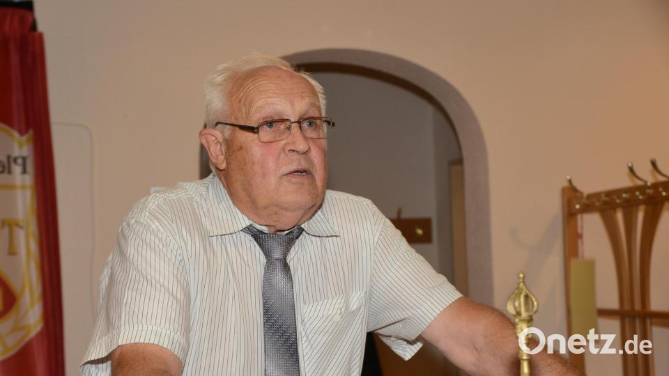 Alois Hubmann als Sprecher des Vorstandteams schildert die Entwicklung des Fotoclubs Pleystein in den vergangenen 50 Jahren. Bild: bey