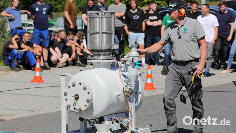 Experte Roland Bunse zeigte, wie man die Folgen von Staub-Explosionen in der Produktion reduzieren kann – zum Beispiel mit einer Art "Schalldämpfer" auf der Anlage. Bild: Wolfgang Steinbacher