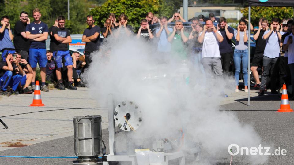 Applaus der Seminarteilnehmer für die eindrucksvolle Vorführung auf dem Firmengelände. Bild: Wolfgang Steinbacher