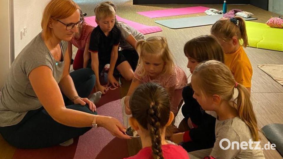 Im Kunsthaus Waldsassen konnten Kinder Yoga kennenlernen. Die Leitung hatte Yoga-Lehrerin Belinda Hoyer. Bild: Belinda Hoyer/exb