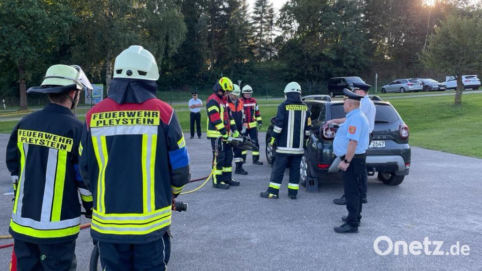 Eine Gruppe der Feuerwehr Pleystein legt die Leistungsprüfung &quot;Technische Hilfeleistung&quot; erfolgreich ab. Bild: bey