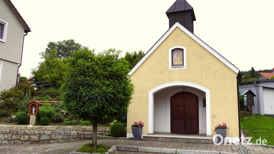 Die schmucke Dorfkapelle ziert Altensteinreuth. Es ist ein Ort zum Beten und der Erinnerung zugleich. Bild: bkr