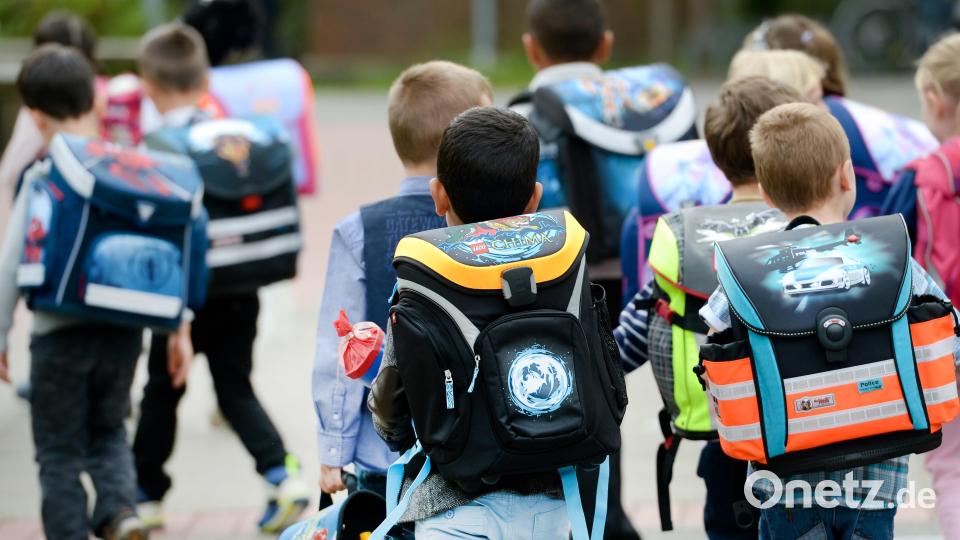 Für 42 Erstklässler beginnt in Eschenbach am Dienstag der Schulalltag. Bild:  Peter Steffen/dpa