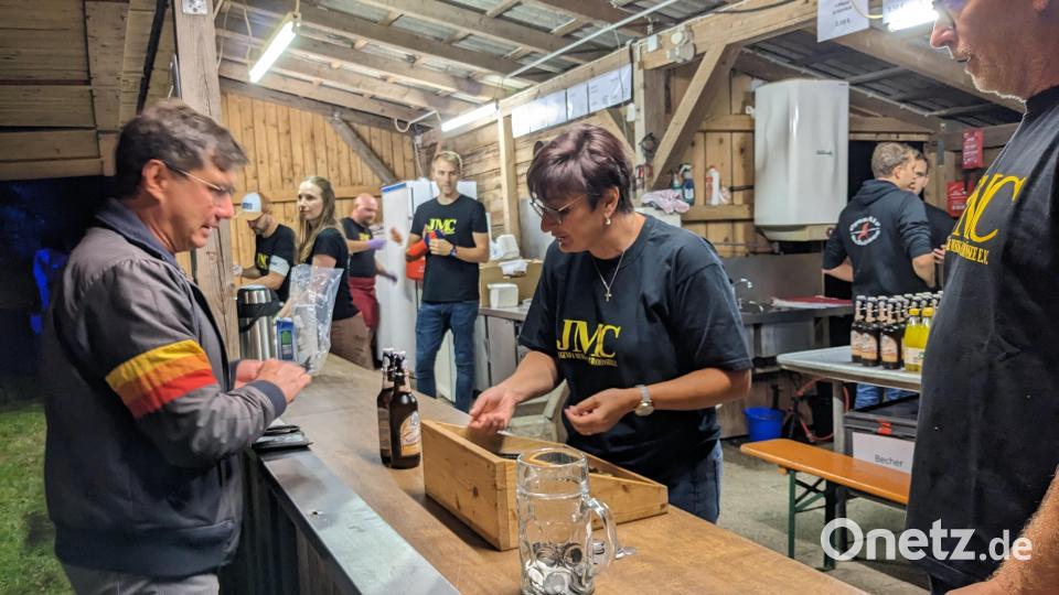 Nur wenn viele im Verein mitmachen, funktioniert&#039;s. Bürgermeister Gerald Reiter (Stadlern) holt sich sein Bier an der Theke bei Ehrenvorstand Martin Spörl mit seiner Frau, im Hintergrund Vorsitzender Fabian Grötsch und Stellvertreter Sandro Petschler an Nudelpfanne und Grill. Bild: eib