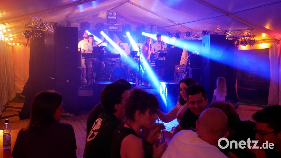 Mit Lichteffekten gestalteten die Musiker der Band &quot;Mixtape&quot; ihre Reise durch die Rockgeschichte beim Festabend zum 60. Jubiläum der KLJB Kondrau. Bild: hmr