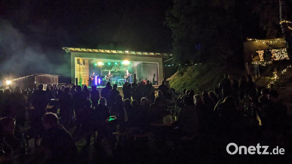 Traumhafte Spätsommerkullisse beim 2. unplugged open air des JMC. Rechts oben der Weinbunker, links die Versorgungshütte Bild: eib