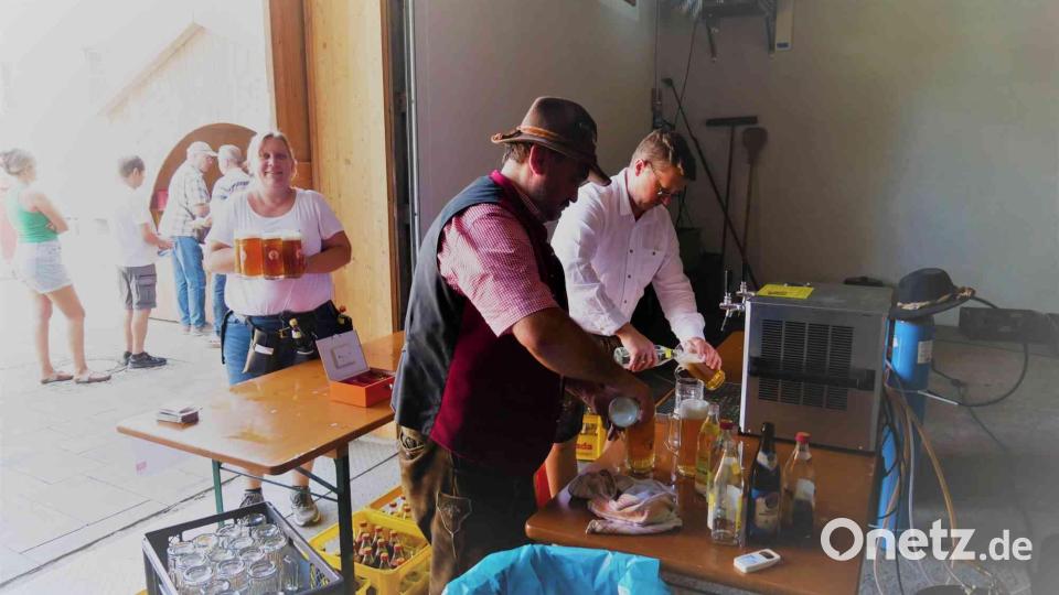 Die SPD-Mitglieder sorgten am Ausschank und beim Bedienen ständig für Nachschub. Bild: gz