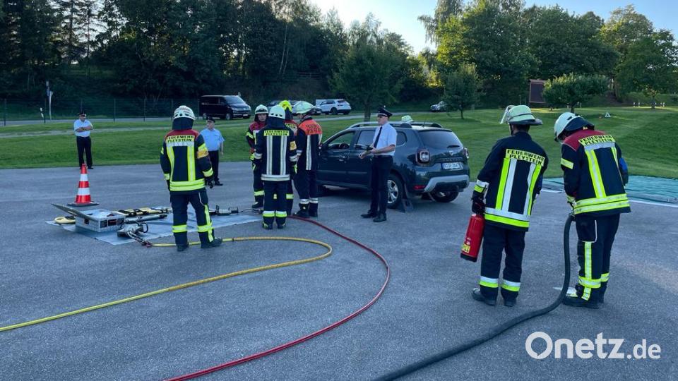 Eine Gruppe der Feuerwehr Pleystein legt die Leistungsprüfung &quot;Technische Hilfeleistung&quot; erfolgreich ab. Bild: bey