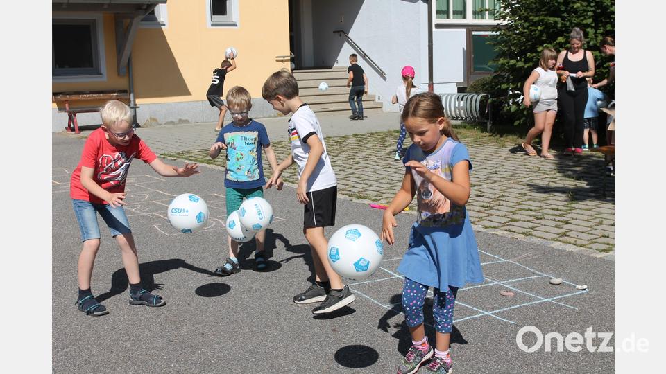 Die Kinder haben unter anderem Spaß bei Ballspielen. Bild: pi
