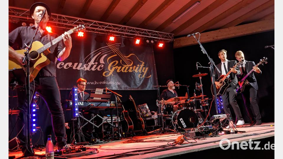 Die Band Acoustic Gravity in ihrem Element auf heimischer Bühne. Links Bandleader Hermann Utz mit Akustikgitarre und Gesangsmikro, hinten am Schlagzeug Kevin Goodin und Filipp am Piano, rechts vorne Oliver und Jürgen mit zweiter Gitarre und Bass. Bild: eib